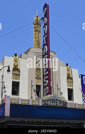 LOS ANGELES, KALIFORNIEN - 12. MAI 2023: Nahaufnahme des Pantages Theatre Marquee auf dem Hollywood Boulevard. Stockfoto