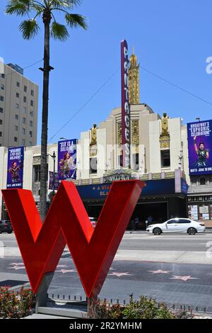 HOLLYWOOD, KALIFORNIEN - 11. MAI 2023: Das Pantages Theatre mit dem W Hollywood Hotel Logo im Vordergrund auf dem Walk of Fame. Stockfoto