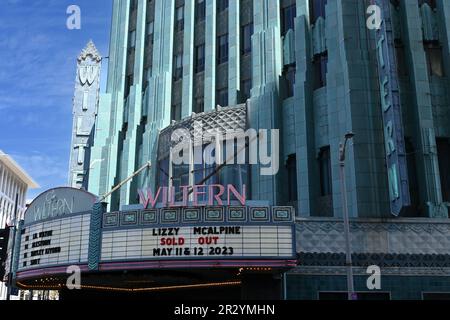 LOS ANGELES, KALIFORNIEN - 12. MAI 2023: Das Wiltern Theatre am berühmten Art déco-Gebäude auf dem Wilshire Boulevard. Stockfoto