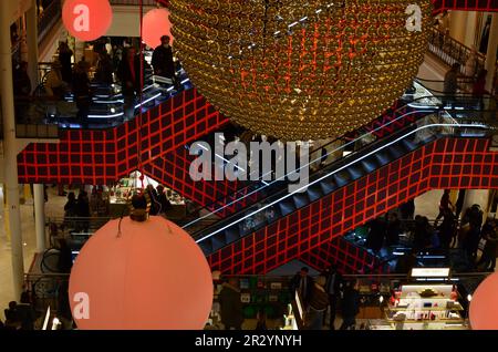 Paris, Frankreich - 10. Dezember 2022: Überfülltes Einkaufszentrum Le Bon Marche mit wunderschöner Weihnachtsdekor Stockfoto