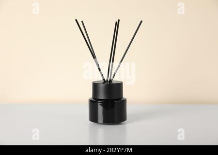 Aromatischer Schilf-Lufterfrischer auf weißem Tisch in Innenräumen Stockfoto