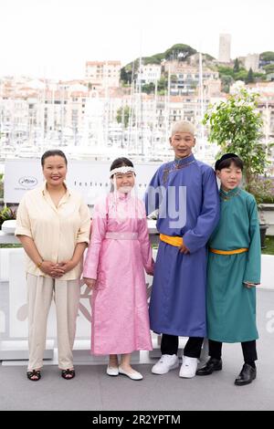 Cannes, Frankreich. 22. Mai 2023. Regisseur Zoljargal Purevdash, Nominjiguur Tsend, Battsooj Uurtsaikh und Tugulder Batsaikhan nehmen am 76. Jährlichen Filmfestival in Cannes am 21. Mai 2023 im Palais des Festivals in Cannes, Frankreich, Teil. Foto: David Niviere/ABACAPRESS.COM Kredit: Abaca Press/Alamy Live News Stockfoto