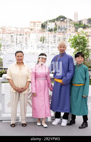 Cannes, Frankreich. 22. Mai 2023. Regisseur Zoljargal Purevdash, Nominjiguur Tsend, Battsooj Uurtsaikh und Tugulder Batsaikhan nehmen am 76. Jährlichen Filmfestival in Cannes am 21. Mai 2023 im Palais des Festivals in Cannes, Frankreich, Teil. Foto: David Niviere/ABACAPRESS.COM Kredit: Abaca Press/Alamy Live News Stockfoto