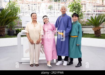 Cannes, Frankreich. 22. Mai 2023. Regisseur Zoljargal Purevdash, Nominjiguur Tsend, Battsooj Uurtsaikh und Tugulder Batsaikhan nehmen am 76. Jährlichen Filmfestival in Cannes am 21. Mai 2023 im Palais des Festivals in Cannes, Frankreich, Teil. Foto: David Niviere/ABACAPRESS.COM Kredit: Abaca Press/Alamy Live News Stockfoto