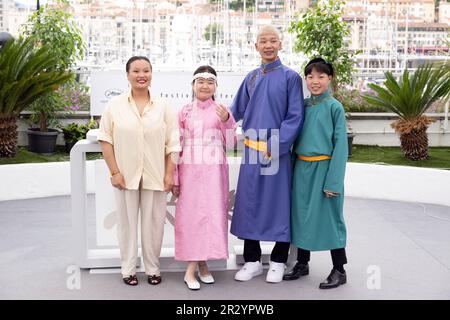 Cannes, Frankreich. 22. Mai 2023. Regisseur Zoljargal Purevdash, Nominjiguur Tsend, Battsooj Uurtsaikh und Tugulder Batsaikhan nehmen am 76. Jährlichen Filmfestival in Cannes am 21. Mai 2023 im Palais des Festivals in Cannes, Frankreich, Teil. Foto: David Niviere/ABACAPRESS.COM Kredit: Abaca Press/Alamy Live News Stockfoto