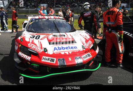 Nürburgring, Deutschland, 21. Mai 2023; 24-stündiges Rennen am Nuerburgring, Sieg für den Ferrari Nr. 30 des italienischen Teams Frikadelli, Ferrari 296 GT3 - Fahrer Earl BAMBER, Nick CATSBURG, David PITTARD und Felipe Fernandez LASER sind die Gewinner des 2023-Events mit einem Rekord von 162 Runden (4.111,236 km) auf der alten Rennbahn Nürburgring. Es ist auch der erste Sieg für Ferrari in diesem traditionellen Langstrecken-24-km-Rennen. (Bild und Copyright - Gerard T'Serstevens/ATP-Bilder) (SERSTEVENS Gerard/ATP/SPP) Stockfoto