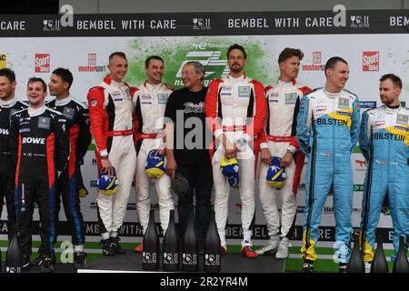 Nürburgring, Deutschland, 21. Mai 2023; 24-stündiges Rennen auf dem Nürburgring-PODIUM. Der Sieg des Ferrari Nr. 30 des italienischen Teams Frikadelli mit einem Ferrari 296 GT3 – die Fahrer Earl BAMBER, Nick CATSBURG, David PITTARD und Felipe Fernandez LASER sind die Gewinner der Veranstaltung 2023 mit einem Rekord von 162 Runden (4.111,236 km) auf der alten Rennbahn Nurburgring. Es ist auch der erste Sieg für Ferrari in diesem traditionellen Langstrecken-24-km-Rennen. Team ROWE - BMW M4 GT3 Nr. 98, Fahrer (Marco WITTMANN, Sheldon van der LINDE, Dries VANTHOOR, Maxime MARTIN) sind die Zweitplatzierten des 2023-Events, Stockfoto