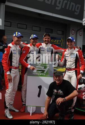 Nürburgring, Deutschland, 21. Mai 2023; 24-stündiges Rennen am Nürburgring. Der Sieg des Ferrari Nr. 30 des italienischen Teams Frikadelli mit einem Ferrari 296 GT3 – die Fahrer Earl BAMBER, Nick CATSBURG, David PITTARD und Felipe Fernandez LASER sind die Gewinner der Veranstaltung 2023 mit einem Rekord von 162 Runden (4.111,236 km) auf der alten Rennbahn Nurburgring. Es ist auch der erste Sieg für Ferrari in diesem traditionellen Langstrecken-24-km-Rennen. (Bild und Copyright - Gerard T'Serstevens/ATP-Bilder) (SERSTEVENS Gerard/ATP/SPP) Stockfoto