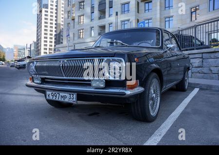 Almaty, Kasachstan - 4. Mai 2023: Volga GAZ 2410 parkt auf einem städtischen Parkplatz. Optimierung aktualisiert. Schwarze Farbe Stockfoto