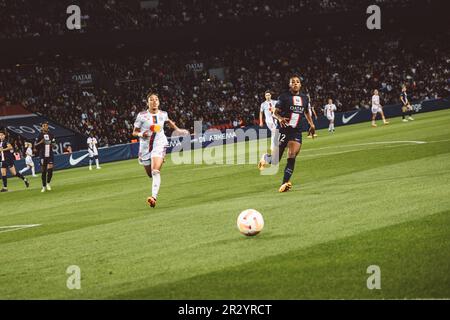 Lyon, Frankreich. 21. Mai 2023. Selma Bacha (4) von OL und Ashley Lawrence (12) von PSG in Aktion während des Spiels Arkema D1 zwischen Paris Saint-Germain und Olympique Lyonnais im Parc des Princes in Paris, Frankreich. (Pauline FIGUET/SPP) Kredit: SPP Sport Press Photo. Alamy Live News Stockfoto