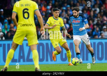 InterÕs Argentinischer Stürmer Joaquin Correa fordert den Ball zusammen mit SSC NapoliÕs Forward Khvicha Kvaratskhelia während des Fußballspiels der Serie A zwischen SSC Napoli und Inter im Diego Armando Maradona Stadium in Neapel, Süditalien, am 21. Mai 2023. Stockfoto