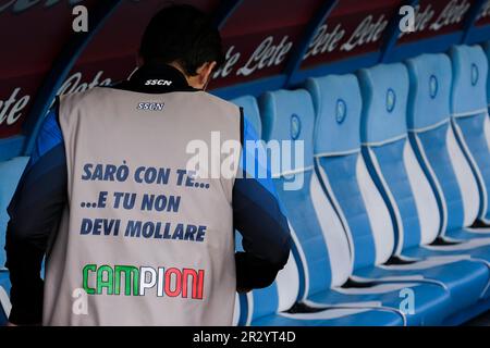 Trainingsweste mit der Inschrift Ich werde bei dir sein Du darfst während des Fußballspiels der Serie A zwischen SSC Napoli und Inter im Diego Armando Maradona Stadium in Neapel, Süditalien, am 21. Mai 2023 keine Champions aufgeben. Stockfoto