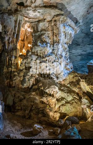 Stalaktitenformationen in der Thien-Cung-Grotte in Ha Long Bay in Vietnam Stockfoto