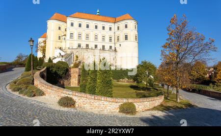Schloss Mikulov, eine der wichtigsten Burgen in Südmähren, Blick von Mikulov Stadt, Tschechische Republik Stockfoto
