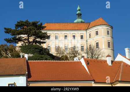 Schloss Mikulov über roten Dächern, eine der wichtigsten Burgen in Südmähren, Blick von der Stadt Mikulov, Tschechische Republik Stockfoto