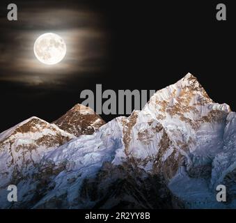 Mount Everest, Nachtansicht mit Mond, Nepal Himalaya Berg. Mt. Everest und Nuptse von Kala Patthar, Khumbu Valley und Sagarmatha National Park Stockfoto