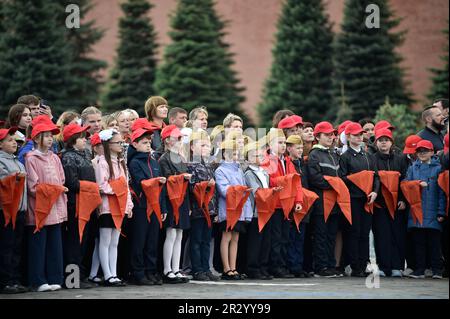 Moskau, Russland. 21. Mai 2023. Mitglieder der russischen jungen Pioniere nehmen am 21. Mai 2023 an einer Einführungszeremonie auf dem Roten Platz in Moskau (Russland) Teil. Kredit: Alexander Zemlianichenko Jr/Xinhua/Alamy Live News Stockfoto