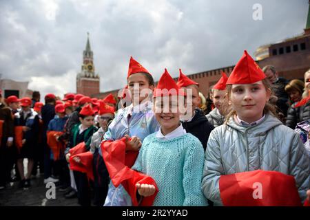 Moskau, Russland. 21. Mai 2023. Mitglieder der russischen jungen Pioniere nehmen am 21. Mai 2023 an einer Einführungszeremonie auf dem Roten Platz in Moskau (Russland) Teil. Kredit: Alexander Zemlianichenko Jr/Xinhua/Alamy Live News Stockfoto