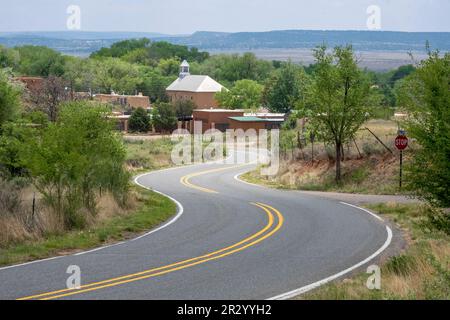 Kurvenreiche Straße nach Galisteo, New Mexico, USA Stockfoto