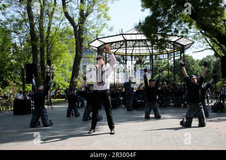 Olexander Filippov (Sänger) und Künstler des Center of Military Musical Arts of the Naval Forces of Ukraine der Streitkräfte der Ukraine sahen Auftritte im City Garden. Im Stadtgarten fand ein Konzert statt, das dem Tag des ukrainischen Naval Infanterie Corps gewidmet war. Am 23. Mai wird der Tag des ukrainischen Infanterie-Marinekorps gefeiert. Das ukrainische Naval Infantry Corps, auch bekannt als Ukrainische Marines, ist Teil der Küstenverteidigungstruppen der ukrainischen Marine. Es wird als Bestandteil des amphibischen, luftgetragenen und amphibischen Flugbetriebs allein oder in Koordination mit Formationen verwendet Stockfoto