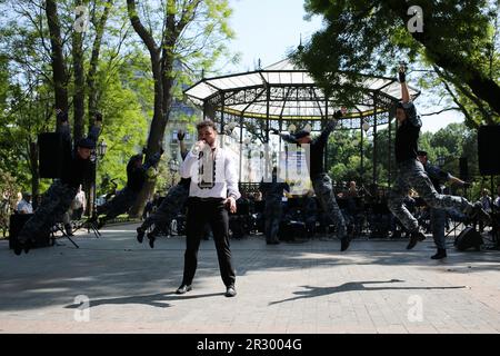 Olexander Filippov (Sänger) und Künstler des Center of Military Musical Arts of the Naval Forces of Ukraine der Streitkräfte der Ukraine sahen Auftritte im City Garden. Im Stadtgarten fand ein Konzert statt, das dem Tag des ukrainischen Naval Infanterie Corps gewidmet war. Am 23. Mai wird der Tag des ukrainischen Infanterie-Marinekorps gefeiert. Das ukrainische Naval Infantry Corps, auch bekannt als Ukrainische Marines, ist Teil der Küstenverteidigungstruppen der ukrainischen Marine. Es wird als Bestandteil des amphibischen, luftgetragenen und amphibischen Flugbetriebs allein oder in Koordination mit Formationen verwendet Stockfoto