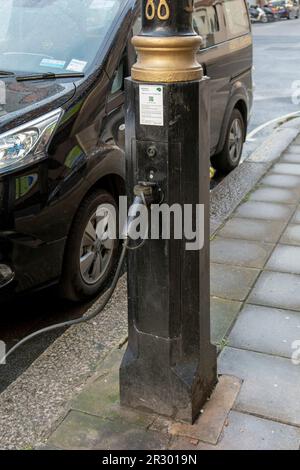 London, UK - 10. Mai 2023 : Siemens Ubitricity Ladepunktlampe in London. UK. Laterne der EV-Ladestation. Stockfoto