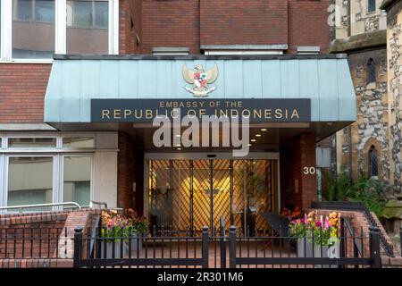 London, UK - 10. Mai 2023 : Eingang zum Gebäude der Botschaft der Republik Indonesien. Stockfoto