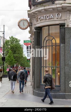 London, UK - 9. Mai 2023 : Omega Luxus-Uhren-Shop. Omega SA ist ein Schweizer Luxusuhrhersteller mit Sitz in der Schweiz. Stockfoto