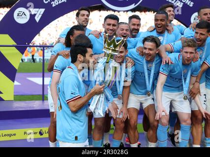Manchester, Großbritannien. 22. Mai 2023. Ilkay Gundogan von Manchester City (Vorderseite) küsst die Trophäe der Premier League nach dem englischen Premier League-Fußballspiel zwischen Manchester City und Chelsea in Manchester, Großbritannien, am 21. Mai 2023. Manchester City wurde am Samstag als Champion der Premier League 2022-2023 bestätigt, ohne einen Ball spielen zu müssen, da Arsenal im Nottingham Forest 1-0 km weit geschlagen wurde. Kredit: Xinhua/Alamy Live News Stockfoto
