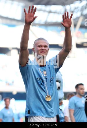 Manchester, Großbritannien. 22. Mai 2023. Erling Haaland von Manchester City feiert den Sieg des Premier League-Titels nach dem englischen Premier League-Fußballspiel zwischen Manchester City und Chelsea in Manchester, Großbritannien, am 21. Mai 2023. Manchester City wurde am Samstag als Champion der Premier League 2022-2023 bestätigt, ohne einen Ball spielen zu müssen, da Arsenal im Nottingham Forest 1-0 km weit geschlagen wurde. Kredit: Xinhua/Alamy Live News Stockfoto