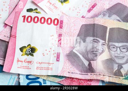 Indonesische Banknoten im Wert von 100.000 IDR Rupiah. 2022 ausgegebene Rupiah-Banknoten Stockfoto