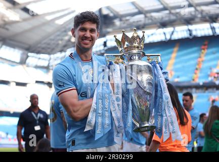 Manchester, Großbritannien. 22. Mai 2023. Die John Stones von Manchester City feiern mit der Trophäe der Premier League nach dem englischen Fußballspiel der Premier League zwischen Manchester City und Chelsea in Manchester, Großbritannien, am 21. Mai 2023. Manchester City wurde am Samstag als Champion der Premier League 2022-2023 bestätigt, ohne einen Ball spielen zu müssen, da Arsenal im Nottingham Forest 1-0 km weit geschlagen wurde. Kredit: Xinhua/Alamy Live News Stockfoto
