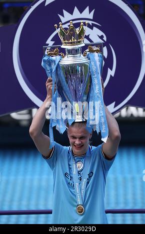 Manchester, Großbritannien. 22. Mai 2023. Erling Haaland von Manchester City feiert mit der Trophäe der Premier League nach dem englischen Premier League-Fußballspiel zwischen Manchester City und Chelsea in Manchester, Großbritannien, am 21. Mai 2023. Manchester City wurde am Samstag als Champion der Premier League 2022-2023 bestätigt, ohne einen Ball spielen zu müssen, da Arsenal im Nottingham Forest 1-0 km weit geschlagen wurde. Kredit: Xinhua/Alamy Live News Stockfoto