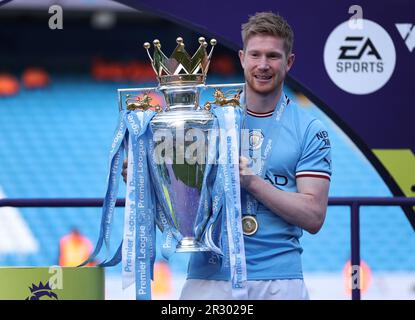 Manchester, Großbritannien. 22. Mai 2023. Kevin De Bruyne von Manchester City feiert mit der Trophäe der Premier League nach dem englischen Fußballspiel der Premier League zwischen Manchester City und Chelsea in Manchester, Großbritannien, am 21. Mai 2023. Manchester City wurde am Samstag als Champion der Premier League 2022-2023 bestätigt, ohne einen Ball spielen zu müssen, da Arsenal im Nottingham Forest 1-0 km weit geschlagen wurde. Kredit: Xinhua/Alamy Live News Stockfoto