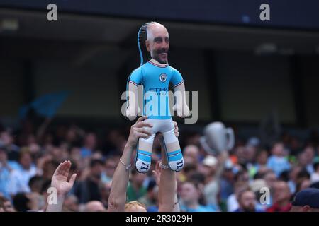 Manchester, Großbritannien. 22. Mai 2023. Fans feiern den Premier League-Titel von Manchester City vor dem englischen Premier League-Fußballspiel zwischen Manchester City und Chelsea in Manchester, Großbritannien, am 21. Mai 2023. Manchester City wurde am Samstag als Champion der Premier League 2022-2023 bestätigt, ohne einen Ball spielen zu müssen, da Arsenal im Nottingham Forest 1-0 km weit geschlagen wurde. Kredit: Xinhua/Alamy Live News Stockfoto