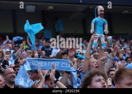 Manchester, Großbritannien. 22. Mai 2023. Fans feiern den Premier League-Titel von Manchester City vor dem englischen Premier League-Fußballspiel zwischen Manchester City und Chelsea in Manchester, Großbritannien, am 21. Mai 2023. Manchester City wurde am Samstag als Champion der Premier League 2022-2023 bestätigt, ohne einen Ball spielen zu müssen, da Arsenal im Nottingham Forest 1-0 km weit geschlagen wurde. Kredit: Xinhua/Alamy Live News Stockfoto