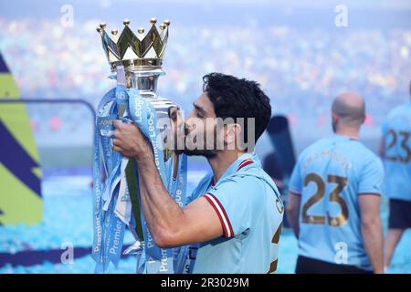 Manchester, Großbritannien. 22. Mai 2023. Ilkay Gundogan von Manchester City küsst die Trophäe der Premier League nach dem englischen Fußballspiel der Premier League zwischen Manchester City und Chelsea in Manchester, Großbritannien, am 21. Mai 2023. Manchester City wurde am Samstag als Champion der Premier League 2022-2023 bestätigt, ohne einen Ball spielen zu müssen, da Arsenal im Nottingham Forest 1-0 km weit geschlagen wurde. Kredit: Xinhua/Alamy Live News Stockfoto