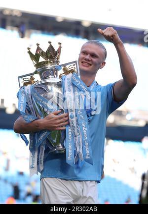 Manchester, Großbritannien. 22. Mai 2023. Erling Haaland von Manchester City feiert mit der Trophäe der Premier League nach dem englischen Premier League-Fußballspiel zwischen Manchester City und Chelsea in Manchester, Großbritannien, am 21. Mai 2023. Manchester City wurde am Samstag als Champion der Premier League 2022-2023 bestätigt, ohne einen Ball spielen zu müssen, da Arsenal im Nottingham Forest 1-0 km weit geschlagen wurde. Kredit: Xinhua/Alamy Live News Stockfoto
