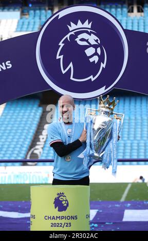 Manchester, Großbritannien. 22. Mai 2023. Manchester Citys Manager Pep Guardiola feiert mit der Premier League-Trophäe nach dem englischen Premier League-Fußballspiel zwischen Manchester City und Chelsea in Manchester, Großbritannien, am 21. Mai 2023. Manchester City wurde am Samstag als Champion der Premier League 2022-2023 bestätigt, ohne einen Ball spielen zu müssen, da Arsenal im Nottingham Forest 1-0 km weit geschlagen wurde. Kredit: Xinhua/Alamy Live News Stockfoto