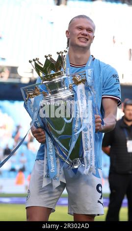 Manchester, Großbritannien. 22. Mai 2023. Erling Haaland von Manchester City feiert mit der Trophäe der Premier League nach dem englischen Premier League-Fußballspiel zwischen Manchester City und Chelsea in Manchester, Großbritannien, am 21. Mai 2023. Manchester City wurde am Samstag als Champion der Premier League 2022-2023 bestätigt, ohne einen Ball spielen zu müssen, da Arsenal im Nottingham Forest 1-0 km weit geschlagen wurde. Kredit: Xinhua/Alamy Live News Stockfoto