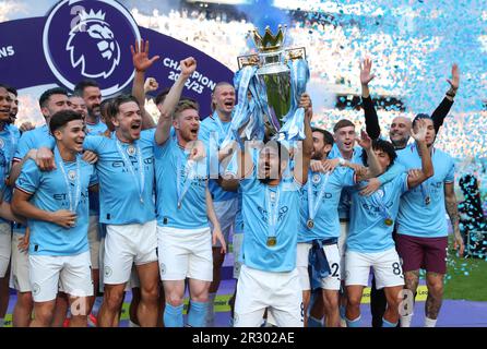 Manchester, Großbritannien. 22. Mai 2023. Die Spieler von Manchester City feiern mit der Trophäe der Premier League nach dem Fußballspiel der englischen Premier League zwischen Manchester City und Chelsea in Manchester, Großbritannien, am 21. Mai 2023. Manchester City wurde am Samstag als Champion der Premier League 2022-2023 bestätigt, ohne einen Ball spielen zu müssen, da Arsenal im Nottingham Forest 1-0 km weit geschlagen wurde. Kredit: Xinhua/Alamy Live News Stockfoto