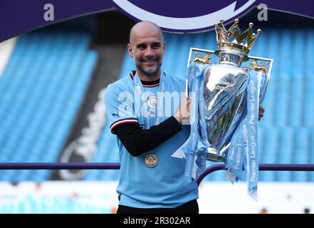 Manchester, Großbritannien. 22. Mai 2023. Manchester Citys Manager Pep Guardiola feiert mit der Premier League-Trophäe nach dem englischen Premier League-Fußballspiel zwischen Manchester City und Chelsea in Manchester, Großbritannien, am 21. Mai 2023. Manchester City wurde am Samstag als Champion der Premier League 2022-2023 bestätigt, ohne einen Ball spielen zu müssen, da Arsenal im Nottingham Forest 1-0 km weit geschlagen wurde. Kredit: Xinhua/Alamy Live News Stockfoto