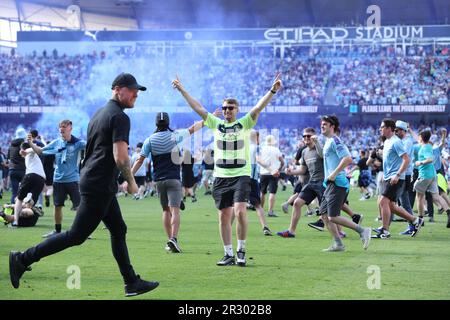 Manchester, Großbritannien. 22. Mai 2023. Fans feiern den Premier League-Titel von Manchester City nach dem englischen Premier League-Fußballspiel zwischen Manchester City und Chelsea in Manchester, Großbritannien, am 21. Mai 2023. Manchester City wurde am Samstag als Champion der Premier League 2022-2023 bestätigt, ohne einen Ball spielen zu müssen, da Arsenal im Nottingham Forest 1-0 km weit geschlagen wurde. Kredit: Xinhua/Alamy Live News Stockfoto