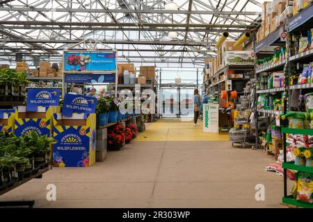 Bloomsburg, Usa. 21. Mai 2023. Käufer werden im Gartenzentrum eines Baumarkt von Lowe's gesehen. Lowe's Companies, Inc. Meldet die Quartalsergebnisse am Dienstag, den 23. Mai 2023. Kredit: SOPA Images Limited/Alamy Live News Stockfoto