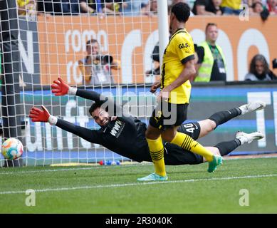 Augsburg, Deutschland. 21. Mai 2023. Sebastien Haller (R) von Dortmund schießt beim deutschen Bundesliga-Fußballspiel der ersten Liga zwischen dem FC Augsburg und Borussia Dortmund am 21. Mai 2023 in Augsburg. Kredit: Philippe Ruiz/Xinhua/Alamy Live News Stockfoto