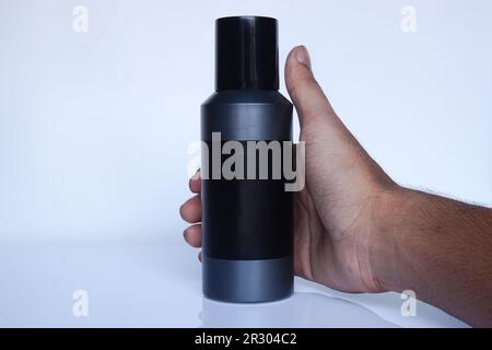 Schwarzer Kosmetikbehälter oder -Flasche, isoliert auf weiß. Mit Beschneidungspfad Stockfoto