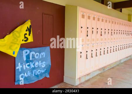 Das Ende des Schuljahres wird durch farbige Schilder und Reihen von Buchschließfächern angezeigt. Hochwertiges Foto Stockfoto