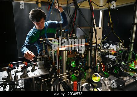 Stuttgart, Deutschland. 03. Mai 2023. Florian Meinert, Gruppenleiter am 5. Institut für Physik der Universität Stuttgart, passt im Labor des Instituts ein Quantenrechner-System mit neutralen Atomen an, in dem ein neues Quantenbit-Konzept auf der neutralen Atom-Plattform erforscht wird. (An dpa: 'Extra-schneller Quantencomputer soll bis 2025 in Stuttgart gebaut werden') Kredit: Marijan Murat/dpa/Alamy Live News Stockfoto