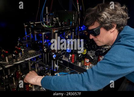 Stuttgart, Deutschland. 03. Mai 2023. Florian Meinert, Gruppenleiter am 5. Institut für Physik der Universität Stuttgart, passt im Labor des Instituts ein Quantenrechner-System mit neutralen Atomen an, in dem ein neues Quantenbit-Konzept auf der neutralen Atom-Plattform erforscht wird. (An dpa: 'Extra-schneller Quantencomputer soll bis 2025 in Stuttgart gebaut werden') Kredit: Marijan Murat/dpa/Alamy Live News Stockfoto