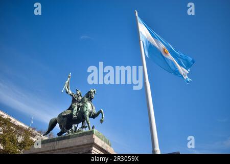 Am 20 2023. Mai in Buenos Aires, Argenitna, schwingt die argentinische Flagge über die Statue von General Manuel Belgrano. Foto von: Cristian Bayona/Long Visual Press Stockfoto